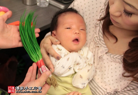 剃胎毛、滿月剃頭、嬰兒剃頭、嬰兒理髮、嬰兒剃髮、嬰兒剃胎毛、嬰兒滿月剃頭、寶寶剃頭、剃胎毛儀式、剃胎毛吉祥話、滿月剃頭儀式、滿月剃頭吉祥話、寶寶剃胎毛、寶寶滿月剃頭理髮、 新北永和區剃胎毛、新北永和區滿月剃頭、 新北永和區嬰兒剃頭剃胎毛、新北永和區嬰兒理髮、新北永和區嬰兒剃髮、林寶寶(新北永和區到府嬰兒寶寶滿月剃頭理髮、免費到府嬰兒剃胎毛儀式吉祥話)。到府剃頭剃胎毛主持、專業拍照、DVD光碟、證書。★購買「臍帶章、肚臍章、胎毛筆刷印章」贈送：剃頭、收涎、抓周，三選一。2016.01.30 照片7